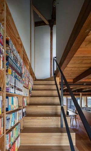 本棚を通り抜けて2階へ。コミック・文庫の収納には階段の蹴上げがちょうど良い高さ。