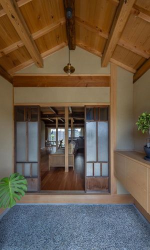 一度解体して組み直した玄関。建具も傷みの激しい箇所を補修して再利用。