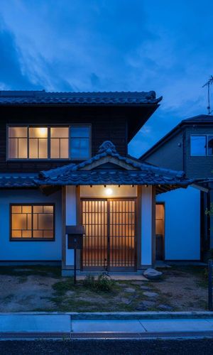 道路からの夕景。30年間閉ざされていた廃屋に火が灯る。