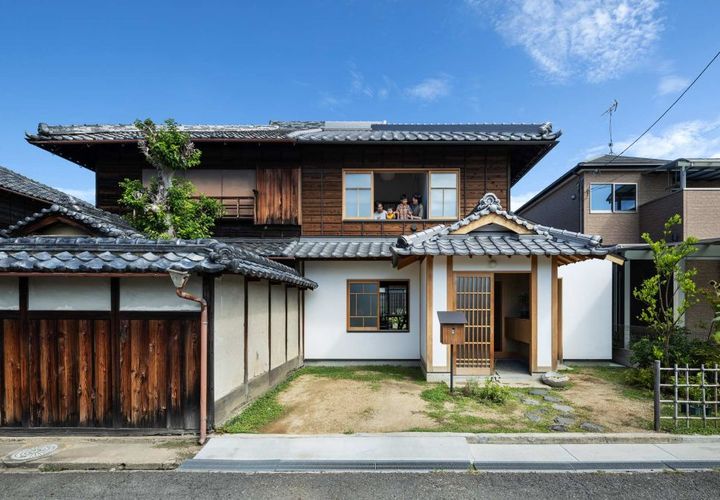 正面。左手の駐車場は舗装せずダイゴンドラ種子撒き。右手は四つ目垣で緩く仕切って街並みにも緑が溢れるように。シンボルツリーは橘。