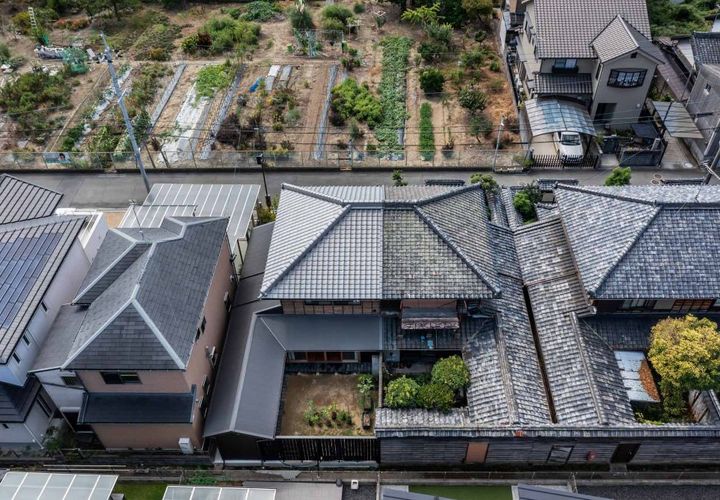 北面から見下ろし。朽ちかけた高塀を撤去して庭を拡張。大屋根は劣化した瓦と土を撤去し、お隣と高さを調整しながら葺き直し。樋も排水ルートを見直して半分だけ更新。