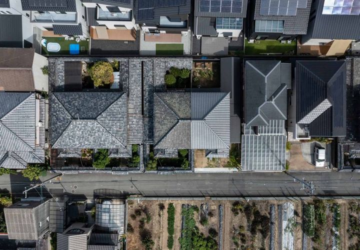 同時期に建てられた5軒のニコイチ長屋。各々の持ち主によりアレンジを加えられつつ4軒は現存するが傷みが目立つ。1軒は既に２区画の住宅に建て替えられている。