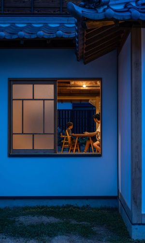 窓際で夕涼み。