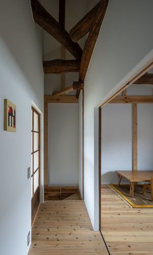 2階は個室とクローゼット。床板は吉野杉。右手の子供部屋はしばらくオープンに使い、既存引違戸を補修・反転した引分戸を嵌めて将来の分割に備える。