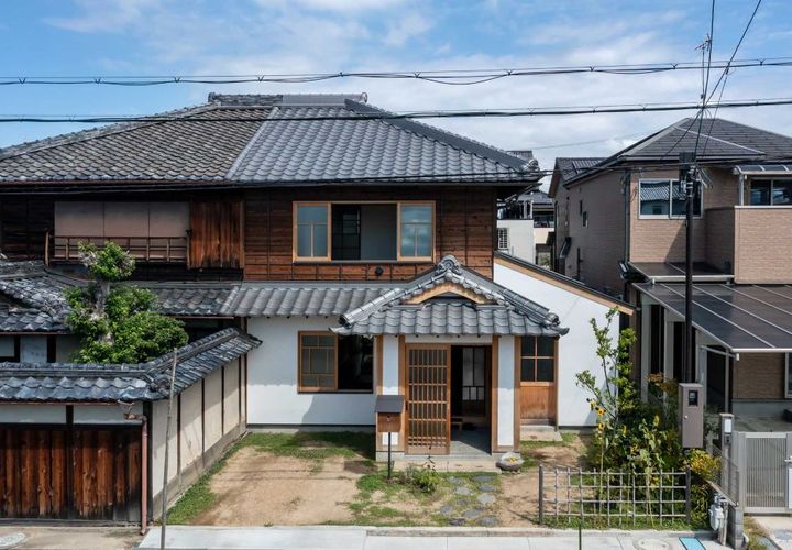 1階は漆喰塗り。2階はお隣と板幅や押え縁の間隔を揃えて製作した焼杉貼り。