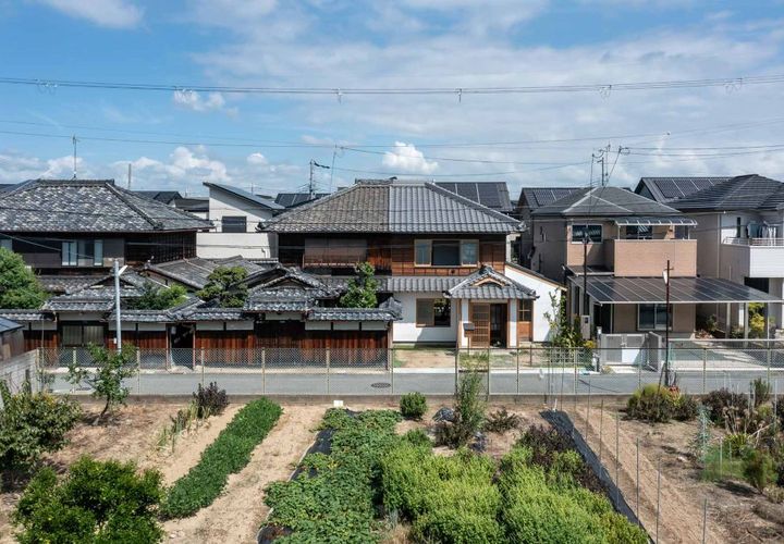 周りの田畑は消えつつあるが、敷地の南向かいは生産緑地のため建物が建ちにくく、長閑な住環境が保たれている。