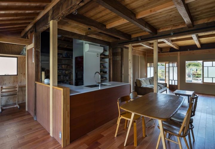 キッチンの内側と外側で二重の回遊性を設けて収納や家事動線の自由度が高い間取り。