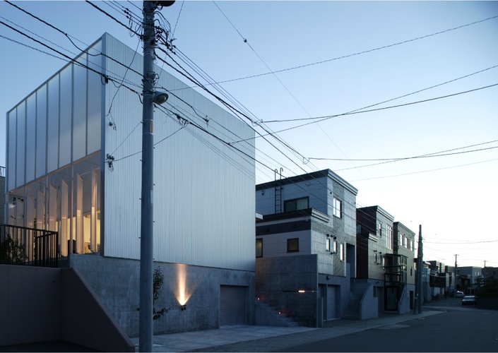 リビングとポリカーボネイトに囲まれたテラスのある住宅