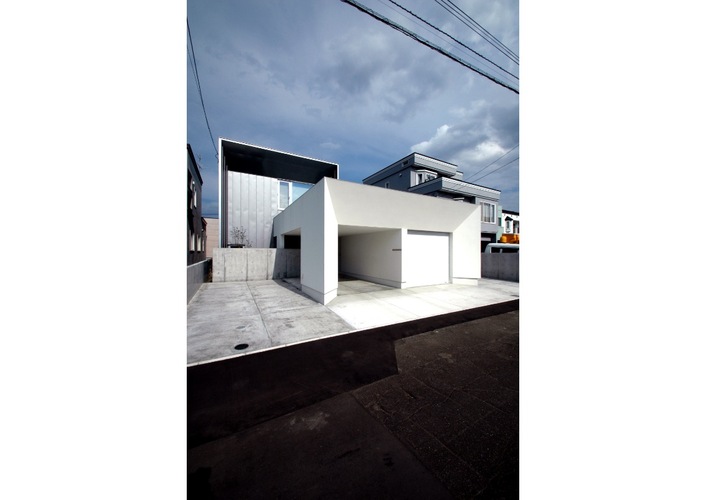 中庭とリビングにブリッジをもつ住宅