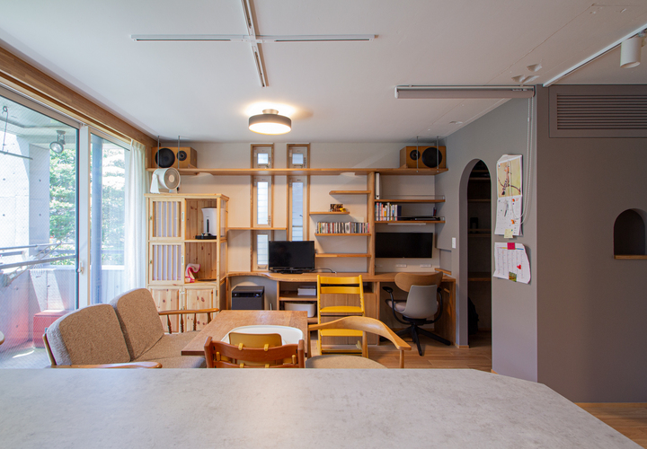 黒板+マグネットのグレー壁のあるリビングダイニング