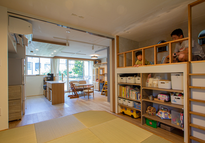 子供の遊び場からリビングを眺める