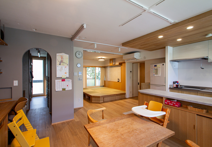 引戸をオープンにすると、一室空間になるマンションリノベーション