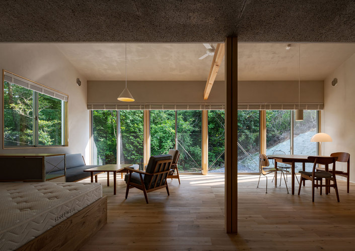 傾斜地の小さな平屋