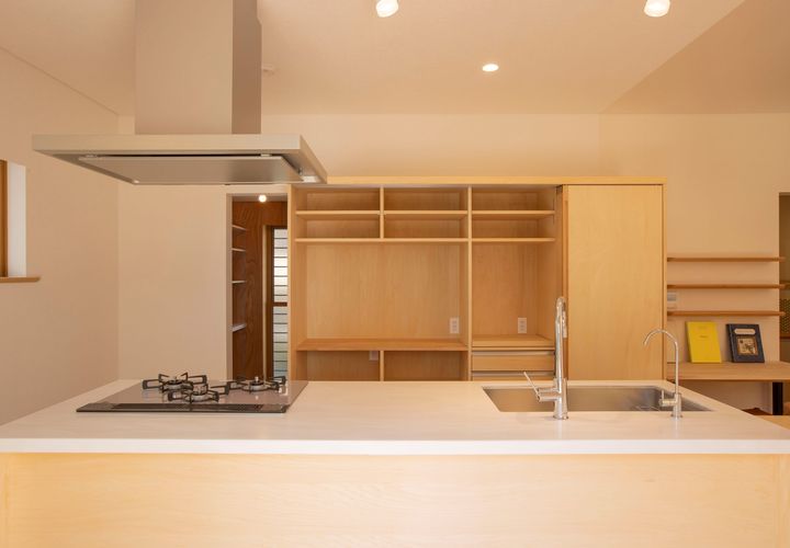 アイランドキッチンと壁面収納