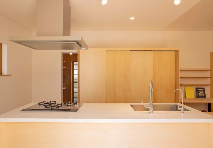 アイランドキッチンと壁面収納