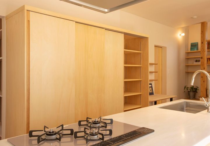 アイランドキッチンと壁面収納