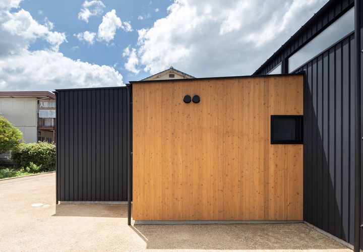 大小の筐（ハコ）はガルバリウム鋼板貼。中ぐらいの筐はレッドシダー貼。