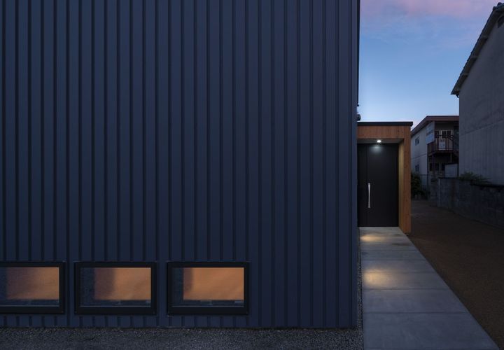 長めのアプローチで通りと居間の心理的な距離を離す。