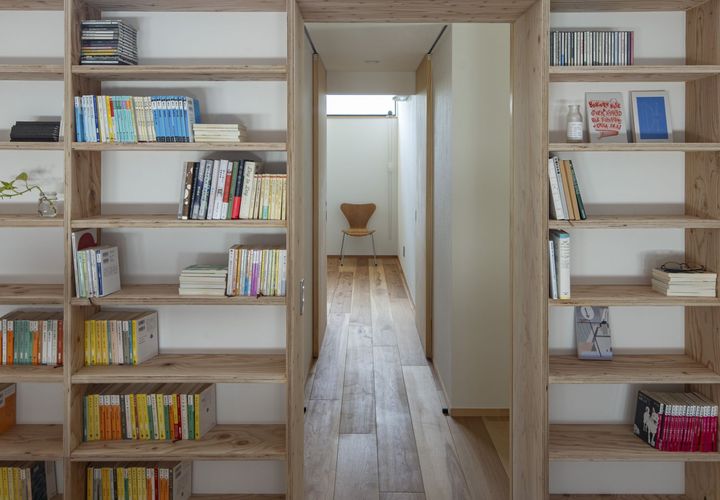 本棚のトンネルを潜って小部屋へ。