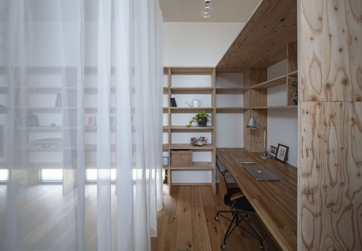 充分な広さのワークスペース。大きなディスプレイを設置する予定。