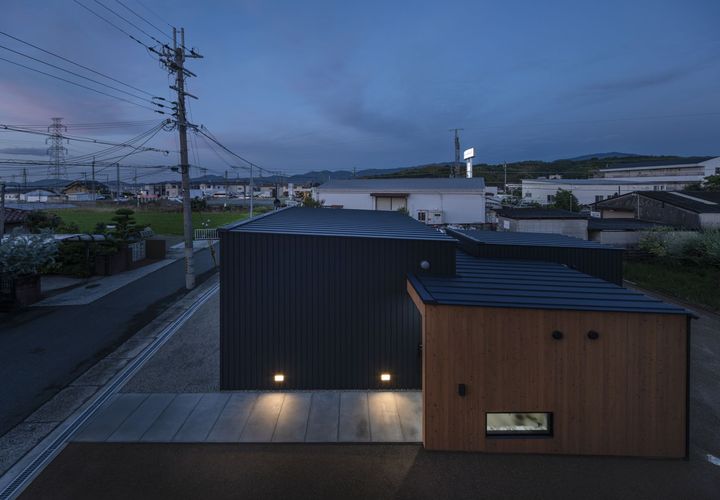 田畑・民家・中小の工業施設が混在する街並み。