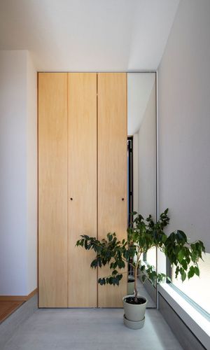 玄関土間。姿見を兼ねた製作建具。