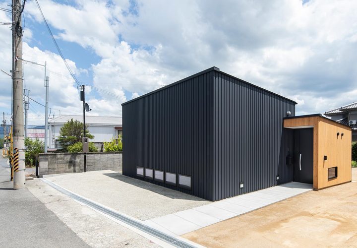 北西から見る。道路より約30cm下がった敷地を利用して、道路から室内へ最小段差でアプローチ。