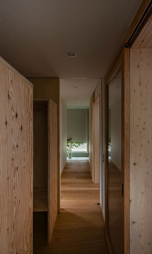 ウォークスルークローゼットから玄関を見る。