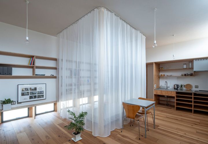 天蓋のようにベッドを包む。