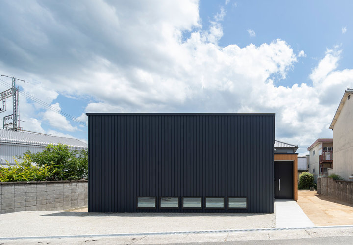 外観正面。開口部を絞ることで自ずと耐震等級3、断熱等級6(ZEH+)をクリア。