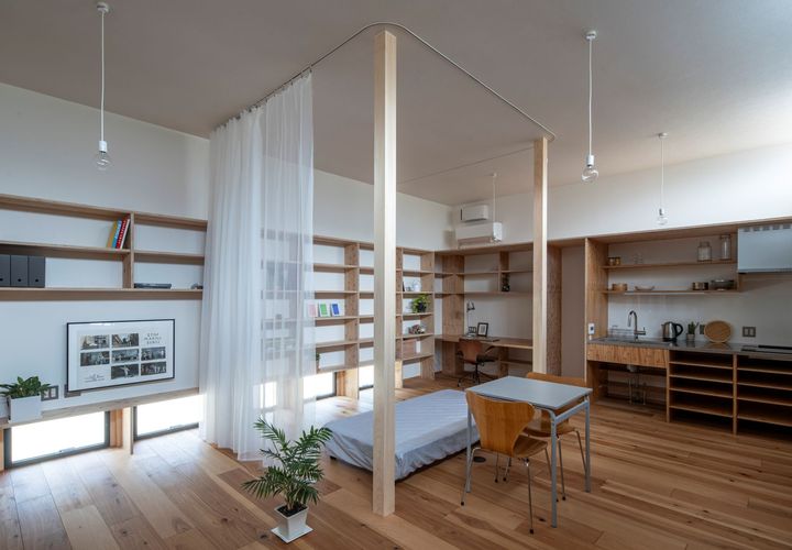 今の天井高は3,150mm。2本の独立柱を拠り所に大きなワンルームを小さな6つの帯域に性格付ける。