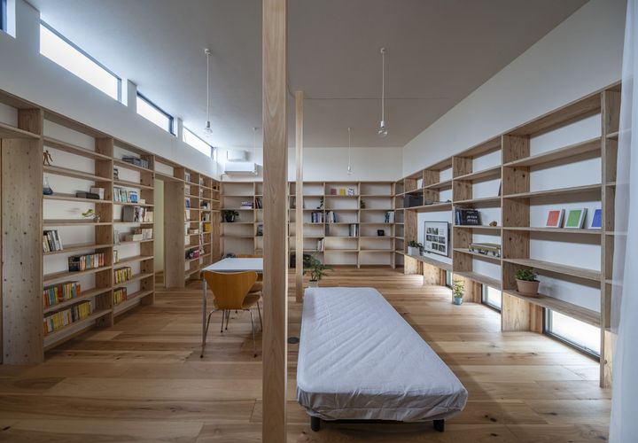 ひとり暮らしの食・寝・働・憩を集約した大きな居間。