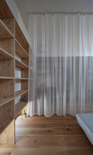 寝間からカーテン越しにワークスペース。