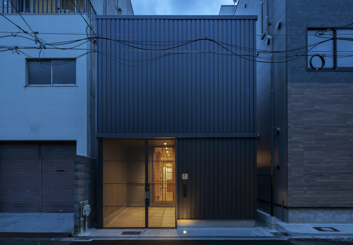 大阪市淀川区。戦前から続く長屋街が時代と共に分割・建替えられ、ビルの谷間に最後まで残っ た1戸を解体して建て替える計画。