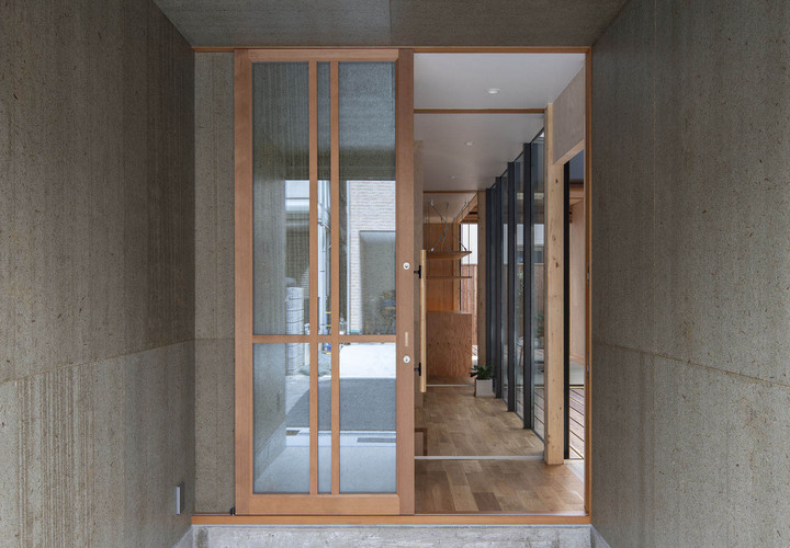 玄関正面。道路側から奥の広縁へ視線が抜ける。