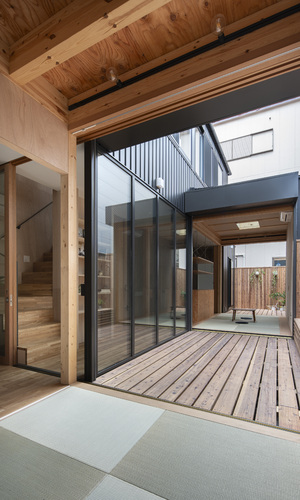 母の寝間、広縁１、居間、広縁２のつながり。内部と外部が織りなす市松模様。