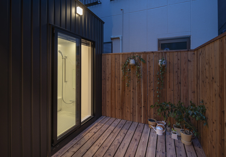 広縁と浴室。掃き出しサッシを通じて出入り可能。