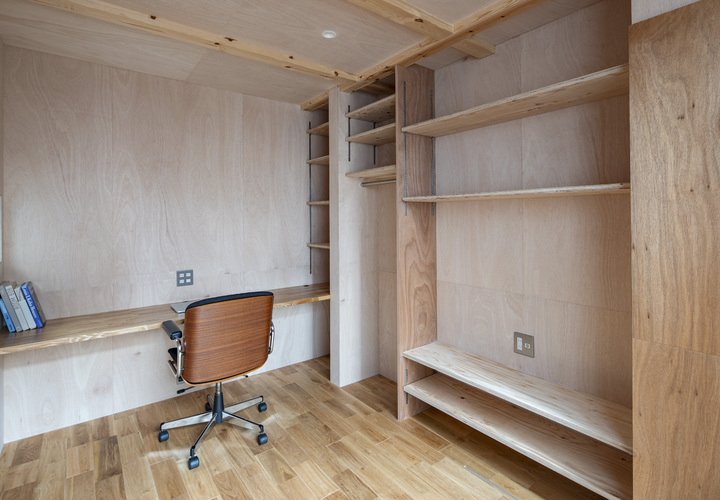 息子さんの部屋。デスクと本棚、服掛けを一体的に造作。