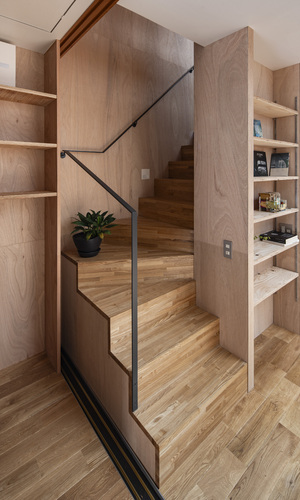 コンパクトな回り階段。手摺は細身のスチールフラットバー。