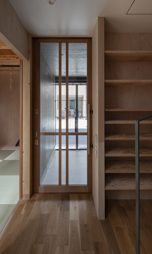 玄関見返し。道路際の吊戸でセキュリティを取れば玄関戸は開放したまま生活出来る。南北長手方向に風が通り抜ける設計。