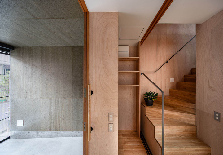 土間の壁・天井はクリア塗装したセメント板。塗料と素材の反応により釉薬をかけたような風合い。内部は主にラワンベニヤ仕上げ。