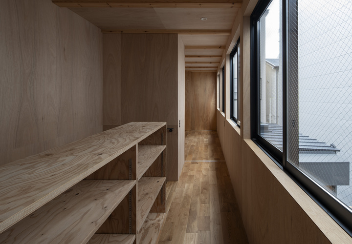 2階は息子さんの部屋とゲストルーム、収納を最小限の容積に納める。広縁・居間に面した連続窓から光が入る。