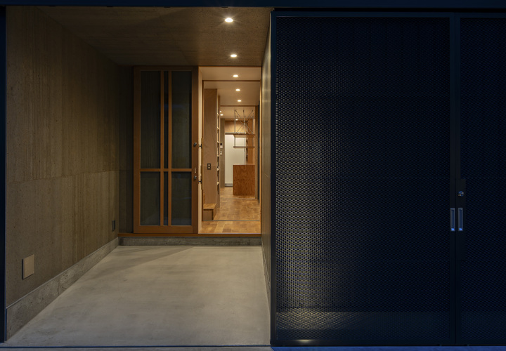 土間夕景。ダウンライトでシンプルなライティング。