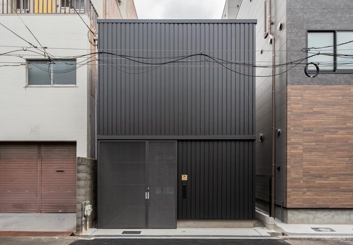 大阪市淀川区。戦前から続く長屋街が時代と共に分割・建替えられ、ビルの谷間に最後まで残っ た1戸を解体して建て替える計画。