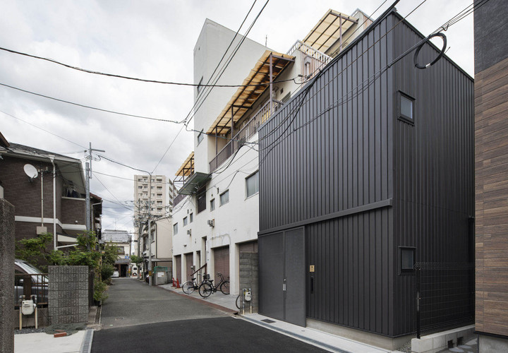 寡黙な表情の立面。外壁はガルバリウム鋼板の角波葺きとして、地域に多く見られる素材・工法を引用。