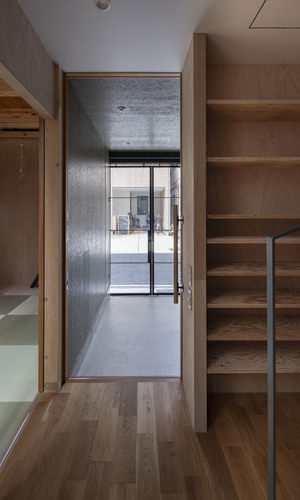 玄関見返し。道路際の吊戸でセキュリティを取れば玄関戸は開放したまま生活出来る。南北長手方向に風が通り抜ける設計。