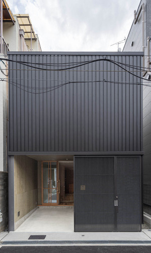 ビルの谷間で開放的に暮らす小さな家