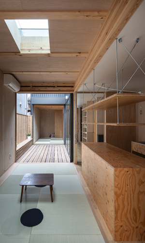 居間から広縁、母の寝間見返し。