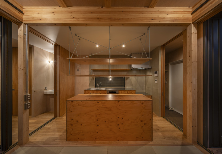 キッチンを挟んで左手洗面、右手脱衣・浴室。最短の動線計画。