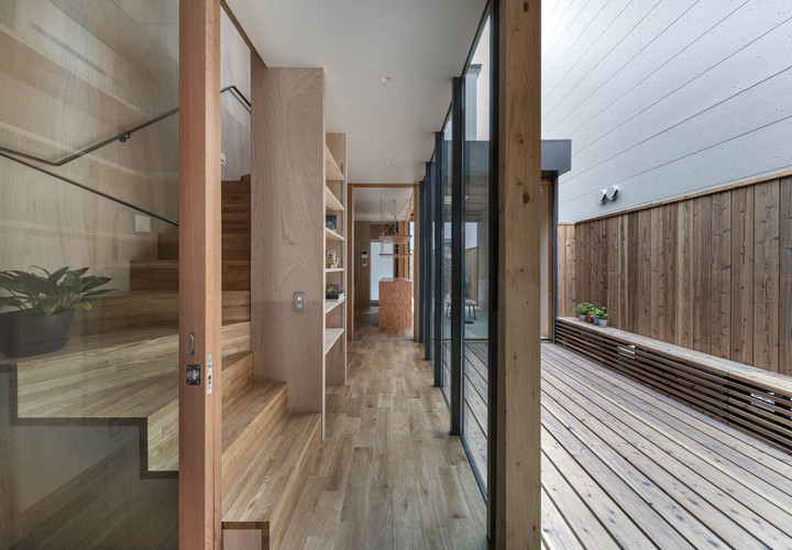 玄関から居間方向。広縁のベンチはエアコン室外機の格納庫を兼用。